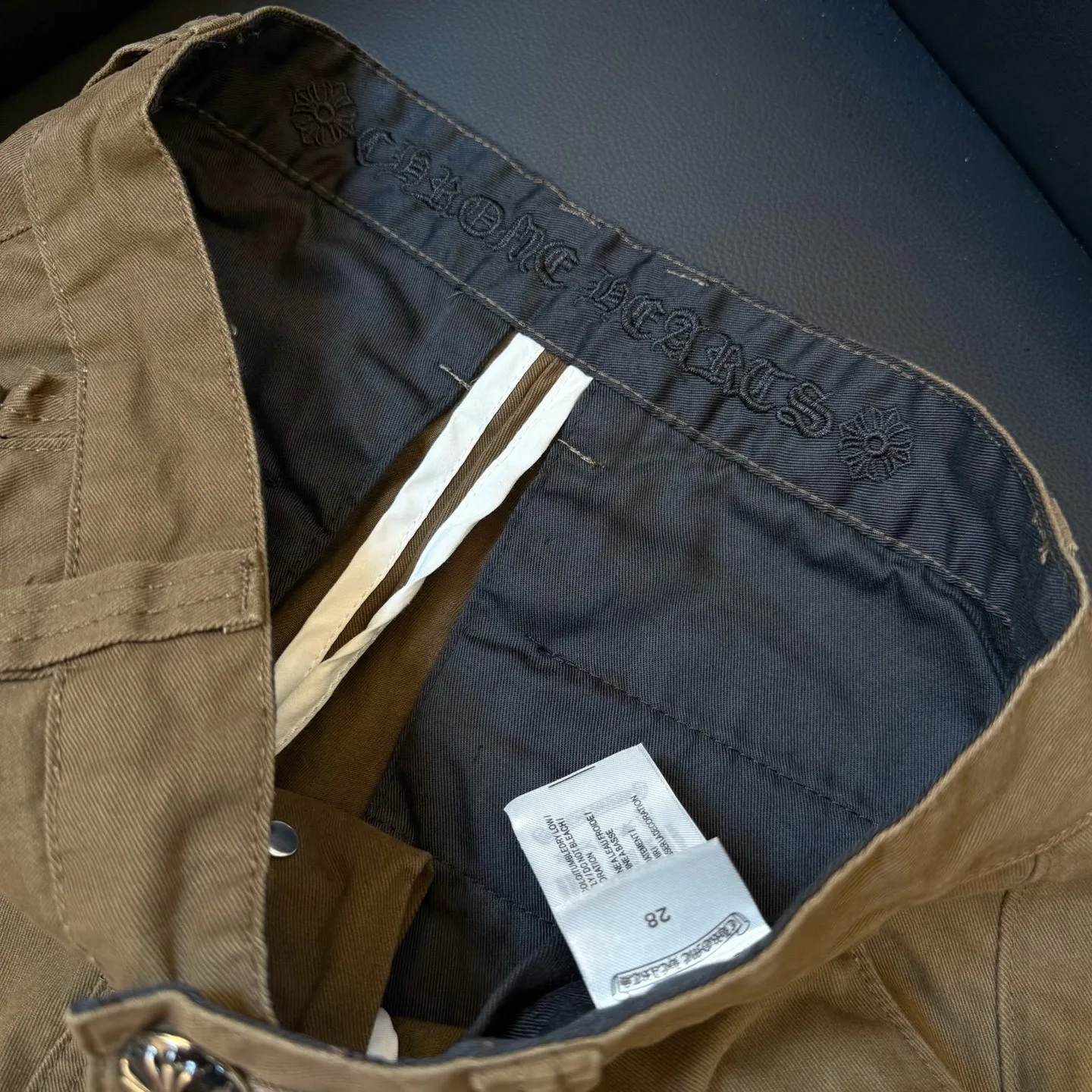 P280 model number: D336 Chrome Hearts CH Chrome Hearts brown leopard print leather jeans exude uninhibited personality and unique charm. Every wear and tear is carefully designed to present a unique artistic feel. Imported denim fabric is selected, and after ultra-heavy industrial washing and destruction treatment, the trousers show a super cool effect on the upper body. This is not only a pair of jeans, but also an expression of attitude. With its unique design concept and ultimate pursuit of details, Croxin breaks traditional boundaries and defines the jeans trend in the new era. The trousers are made of double-layer woven fabric and matched with customized hardware, showing an incomparably beautiful and unique style, making every wearer the focus of fashion. Imported denim fabric, super heavy-duty washed and damaged, the upper body is super cool! Customized hardware, incomparably good-looking model. The production process is difficult. It has a high-street feel. Color: Brown Size: S M L